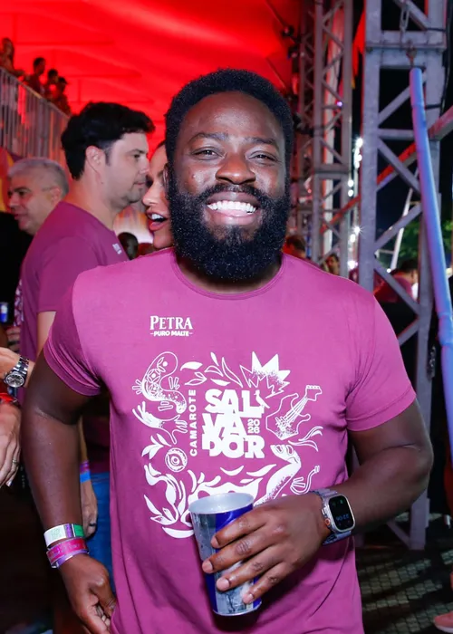 
					FOTOS: famosos curtem 1º dia de Carnaval no Camarote Salvador
				
				