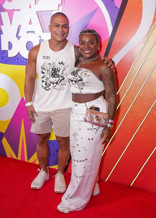 
					FOTOS: famosos curtem 2º dia de Carnaval no Camarote Salvador
				
				