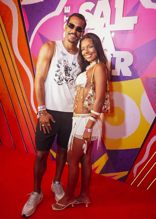 
					FOTOS: famosos curtem 2º dia de Carnaval no Camarote Salvador
				
				