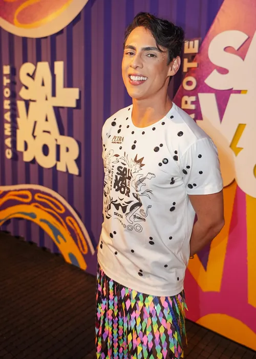 
					FOTOS: famosos curtem 2º dia de Carnaval no Camarote Salvador
				
				