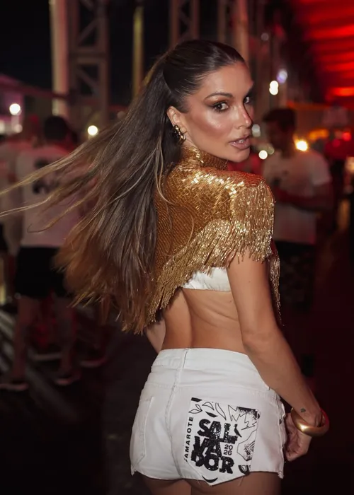 
					FOTOS: famosos curtem 2º dia de Carnaval no Camarote Salvador
				
				