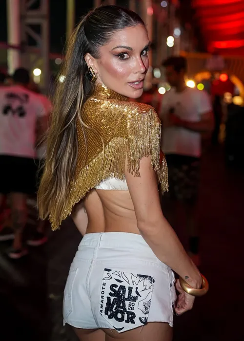 
					FOTOS: famosos curtem 2º dia de Carnaval no Camarote Salvador
				
				