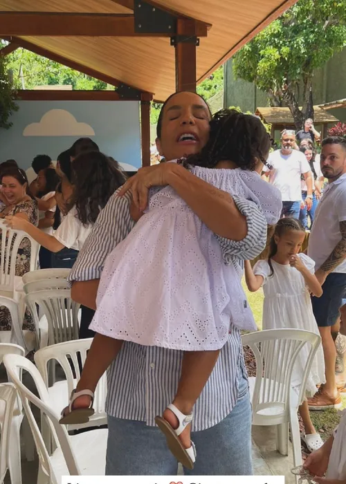 
					Famosos surpreendem Ivete Sangalo com homenagens em seu aniversário
				
				
