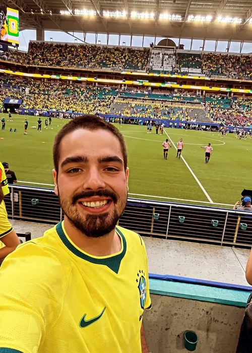 
					Famosos viajam a Miami para torcer pelo Brasil na Copa do Mundo
				
				