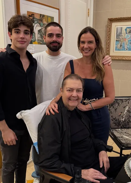 
					Faustão faz aparição sorridente para comemorar aniversário do filho
				
				