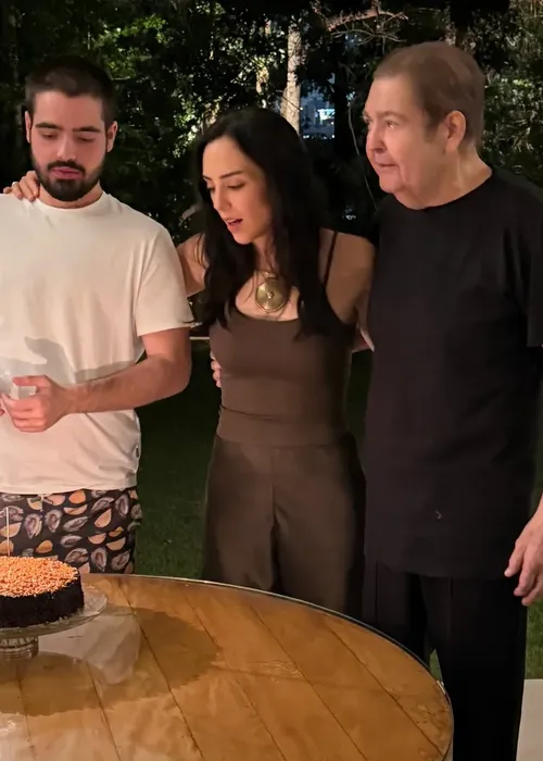 
					Faustão reaparece de pé e sorridente ao receber novo pet de estimação
				
				