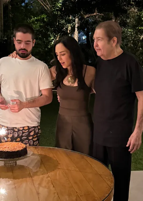 
					Faustão surge em pé durante aniversário da filha mais velha
				
				