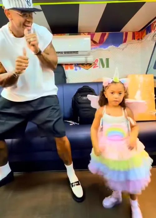 
					Filha de Léo Santana chega ao circuito Barra-Ondina no 1º Carnaval
				
				