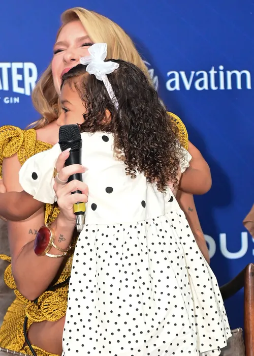 
					Filha de Léo Santana e Lore Improta invade entrevista e rouba a cena
				
				