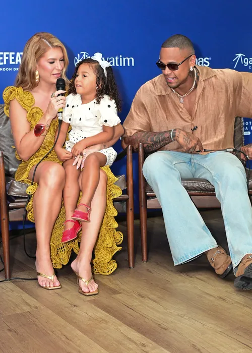 
					Filha de Léo Santana e Lore Improta invade entrevista e rouba a cena
				
				