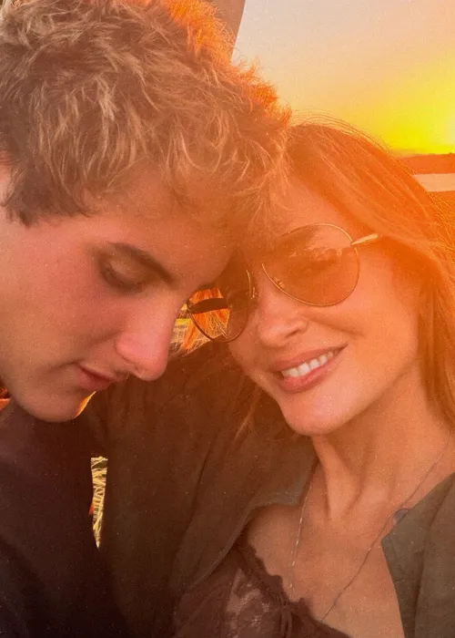 
					Filho de Claudia Leitte rouba a cena em foto rara ao lado da mãe
				
				