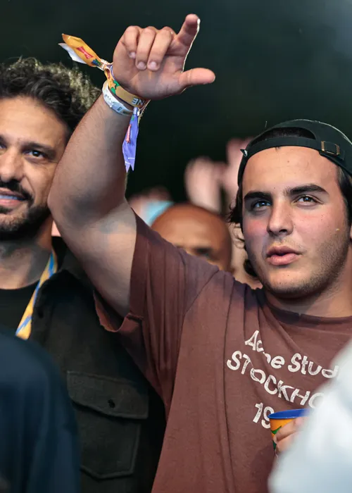
					Filho de Ivete Sangalo curte shows ao lado de affair da mãe; FOTOS
				
				