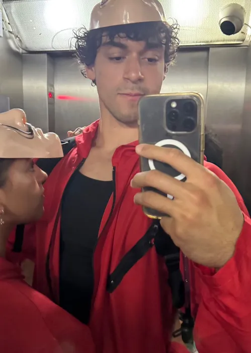 
					Filho de Xanddy e Carla Perez se disfarça com a noiva e curte Carnaval
				
				