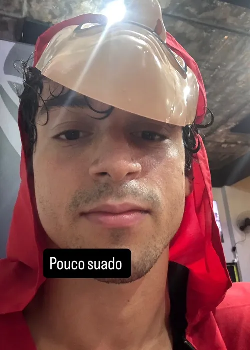 
					Filho de Xanddy e Carla Perez se disfarça com a noiva e curte Carnaval
				
				