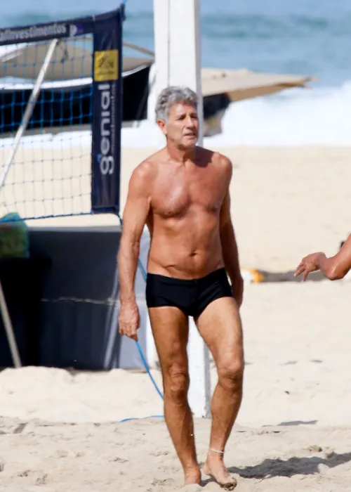 
					Fora do Vasco, Renato Gaúcho curte folga em dia de sol com a filha
				
				