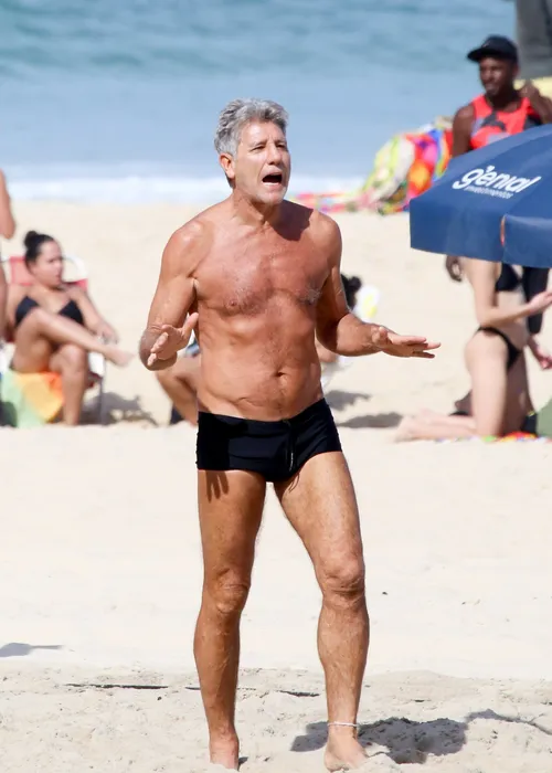 
					Fora do Vasco, Renato Gaúcho curte folga em dia de sol com a filha
				
				