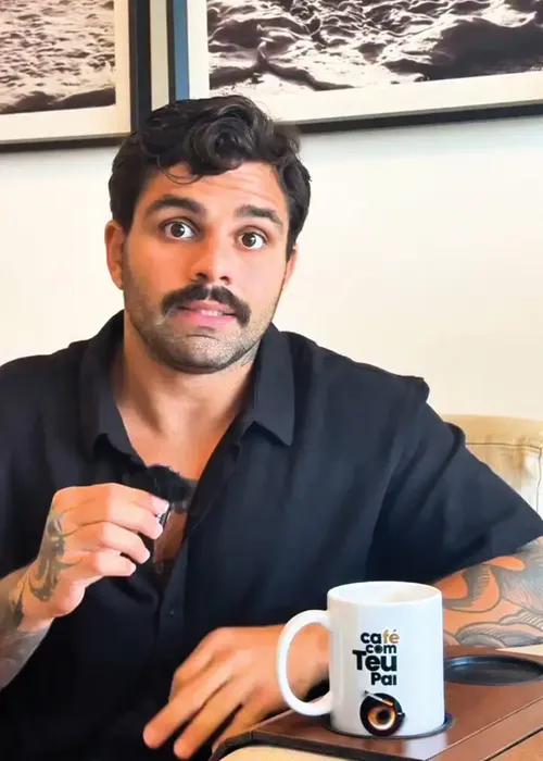 
					Irmão de Anitta é detonado por endossar crítica à cantora: 'Sombra'
				
				