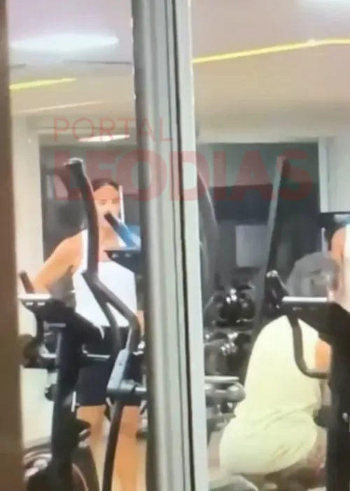 
					Ivete Sangalo e Tiago Maia são flagrados em momentos íntimos em SC
				
				