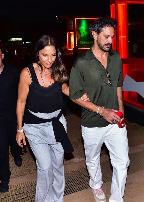 
					Ivete Sangalo é flagrada aos beijos com Tiago Maia em show de Belo
				
				