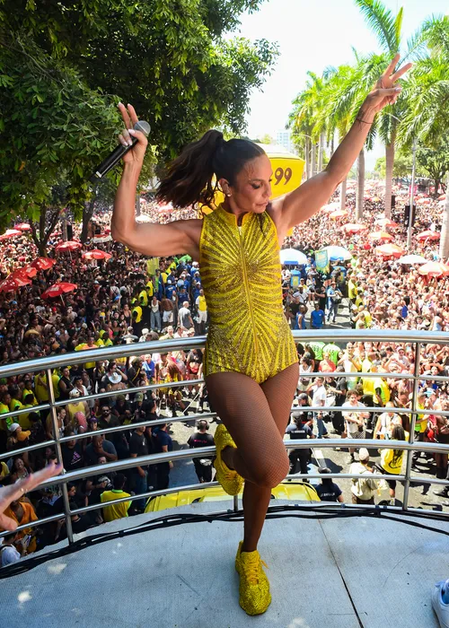 
					Ivete Sangalo emociona com oração antes de apresentação no RJ; VÍDEO
				
				