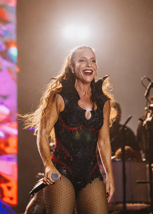 
					Ivete Sangalo 'encarna' vampira e faz show histórico no FV 26
				
				