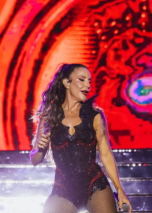 
					Ivete Sangalo 'encarna' vampira e faz show histórico no FV 26
				
				