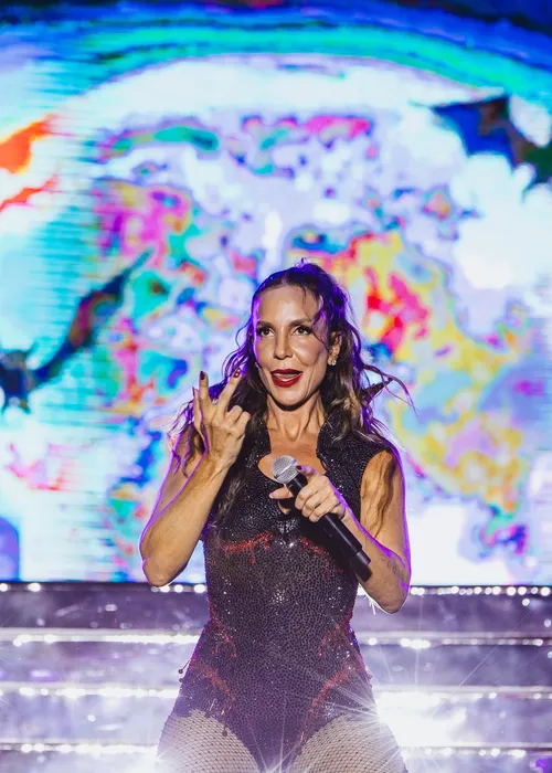 
					Ivete Sangalo 'encarna' vampira e faz show histórico no FV 26
				
				
