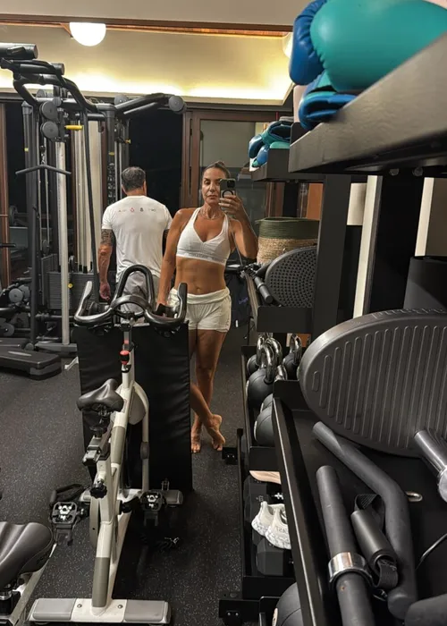 
					Ivete Sangalo exibe 'tanquinho' pela 1ª vez após nascimento das gêmeas
				
				