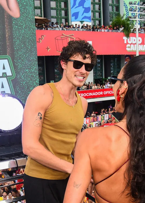 
					Bruna Marquezine e Shawn Mendes dão beijão ao som de Ivete Sangalo
				
				
