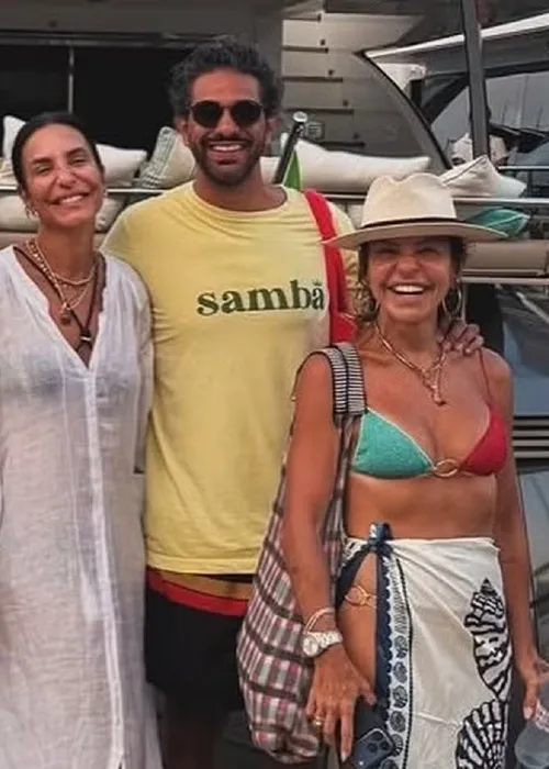 
					Ivete Sangalo posa em clima íntimo com namorado em férias na França
				
				