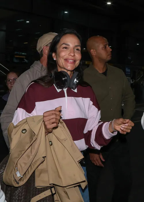 
					Ivete Sangalo retorna ao Brasil e affair deixa aeroporto 'escondido'
				
				