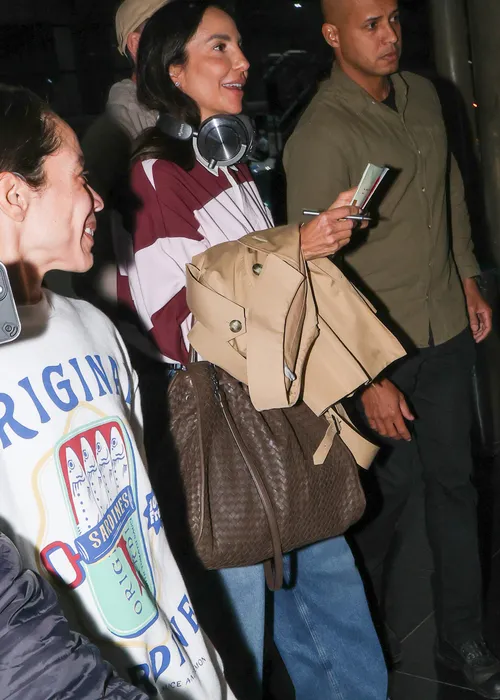 
					Ivete Sangalo retorna ao Brasil e affair deixa aeroporto 'escondido'
				
				