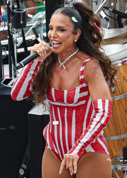 
					Ivete emociona com homenagem a Preta Gil no Carnaval: 'Ela está aqui'
				
				