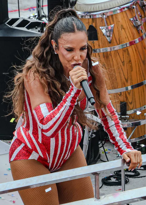 
					Ivete emociona com homenagem a Preta Gil no Carnaval: 'Ela está aqui'
				
				