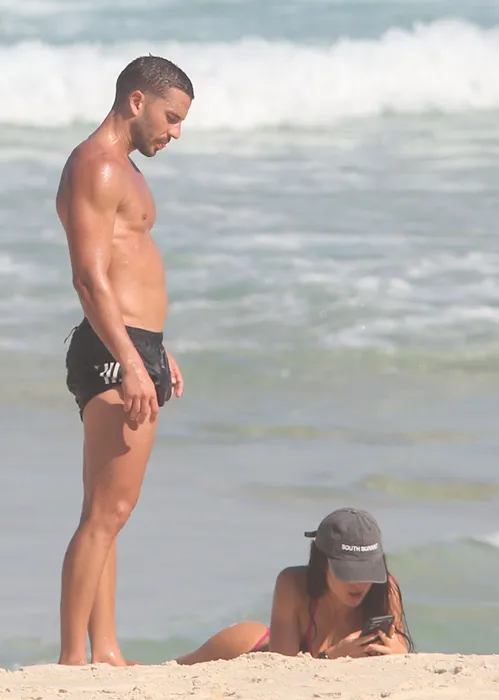 
					Jade Picon e namorado se enrolam na areia e esbanjam boa forma
				
				
