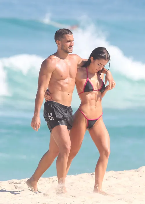 
					Jade Picon e namorado se enrolam na areia e esbanjam boa forma
				
				