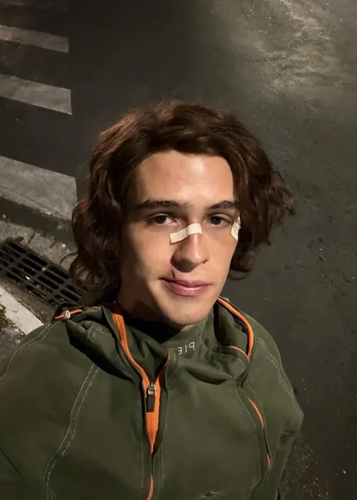 
					João Guilherme detalha decisão de surgir nu em filme: 'A gente cede'
				
				