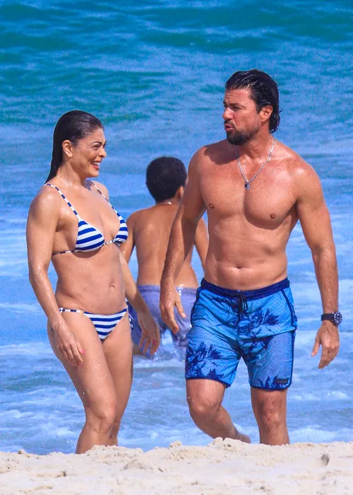 
					Juliana Paes exibe corpão em dia de praia com o marido; FOTOS
				
				