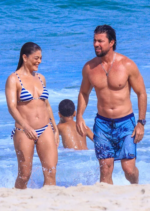 
					Juliana Paes exibe corpão em dia de praia com o marido; FOTOS
				
				