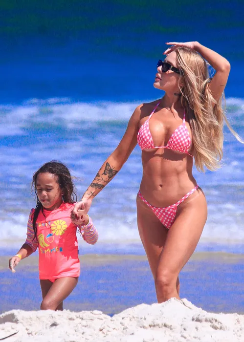 
					Karoline Lima combina biquíni com a filha e exibe boa forma; FOTOS
				
				