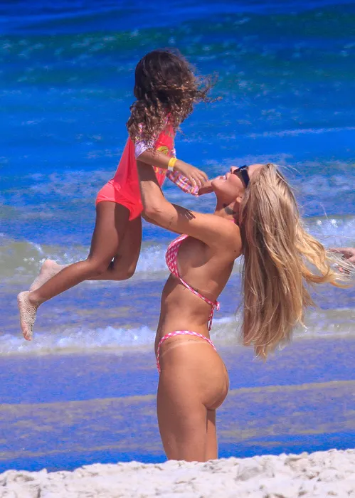 
					Karoline Lima combina biquíni com a filha e exibe boa forma; FOTOS
				
				