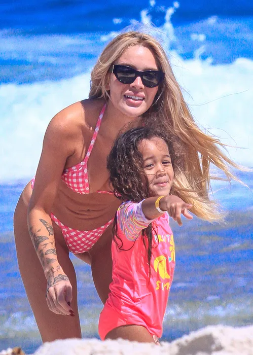 
					Karoline Lima combina biquíni com a filha e exibe boa forma; FOTOS
				
				