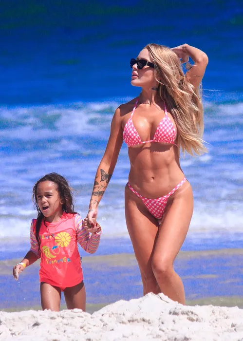 
					Karoline Lima combina biquíni com a filha e exibe boa forma; FOTOS
				
				