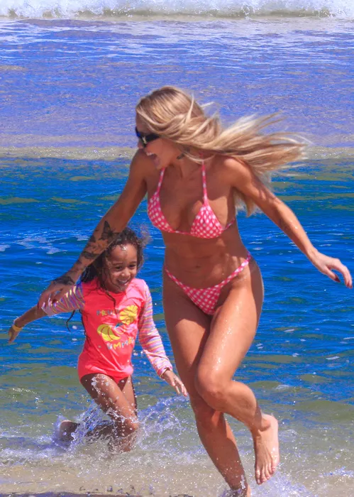 
					Karoline Lima combina biquíni com a filha e exibe boa forma; FOTOS
				
				