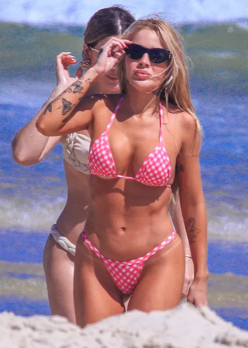 
					Karoline Lima combina biquíni com a filha e exibe boa forma; FOTOS
				
				