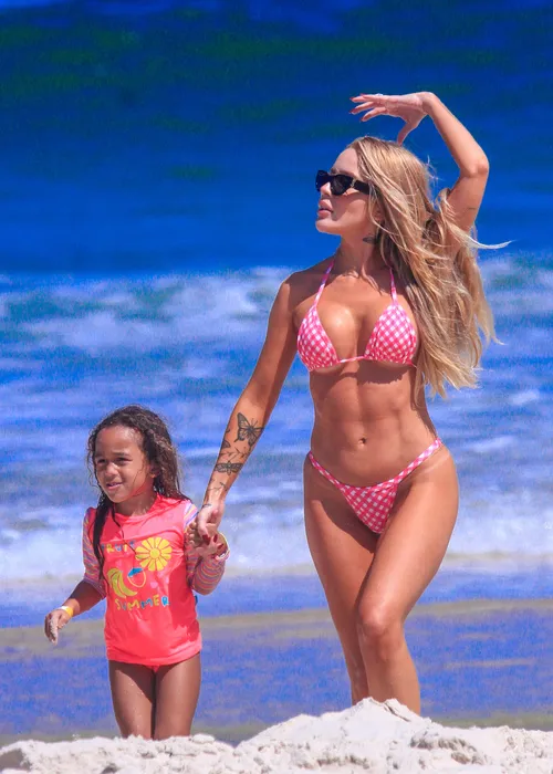 
					Karoline Lima combina biquíni com a filha e exibe boa forma; FOTOS
				
				