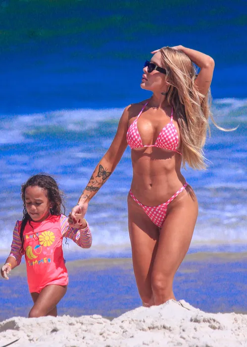 
					Karoline Lima combina biquíni com a filha e exibe boa forma; FOTOS
				
				