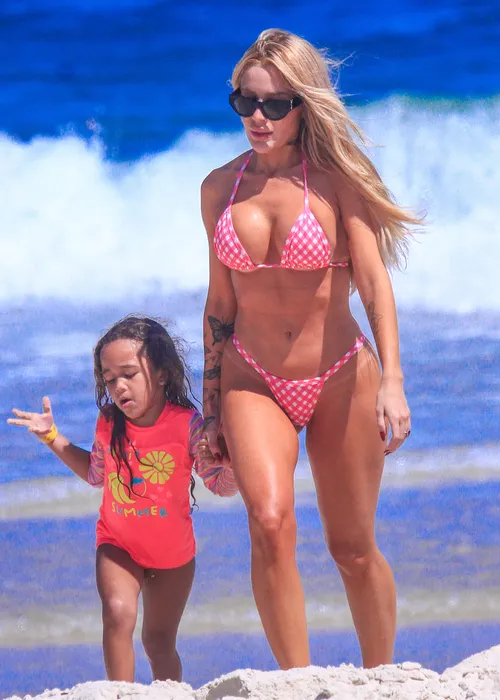 
					Karoline Lima combina biquíni com a filha e exibe boa forma; FOTOS
				
				