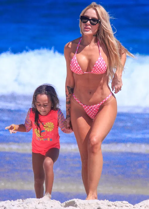 
					Karoline Lima combina biquíni com a filha e exibe boa forma; FOTOS
				
				