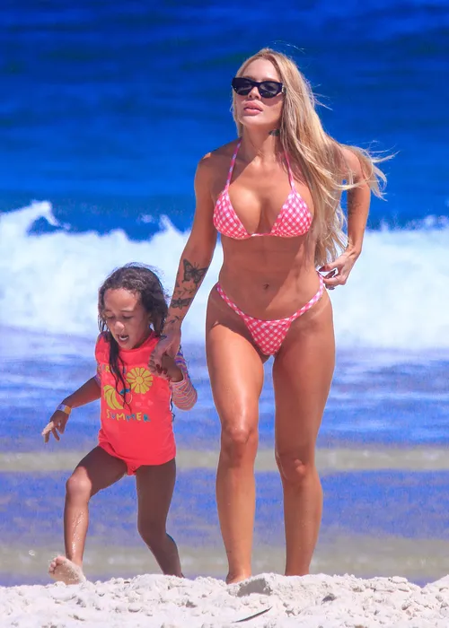 
					Karoline Lima combina biquíni com a filha e exibe boa forma; FOTOS
				
				